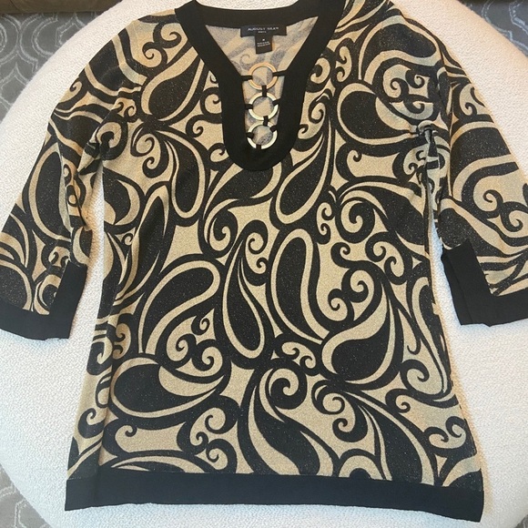 august silk Sweaters - August Silk Shimmering Black and Cream V-Neck Sweater